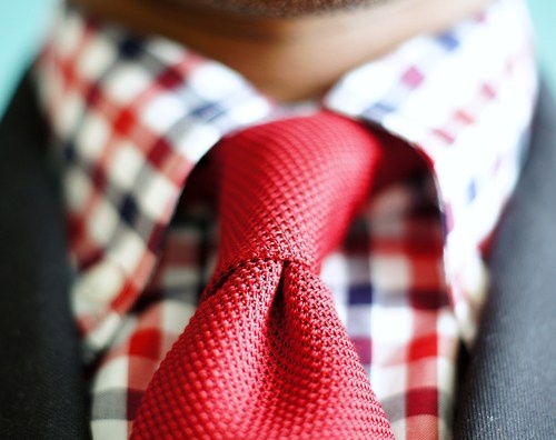 LA corbata roja combina muy bien con una camisa de cuadros