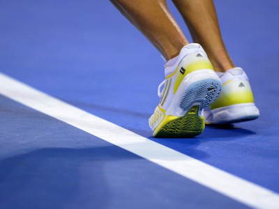 Practica tenis con el equipamiento de Adidas