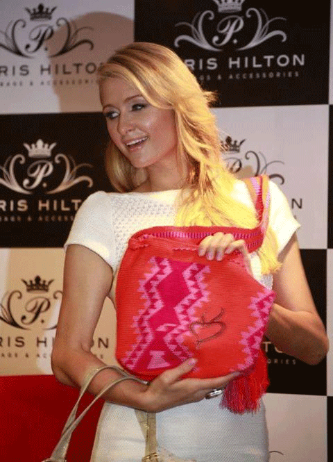 Paris Hilton posando con su mochila Wayuu