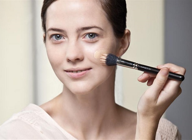 aplicar base de maquillaje