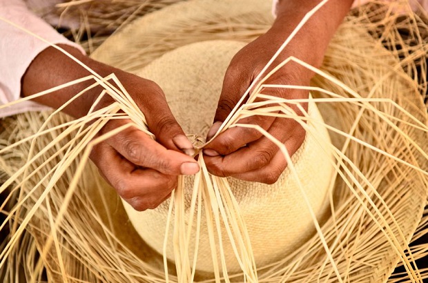 confección sombrero panamá