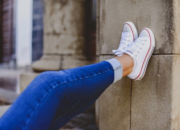 chicas con converse blancas