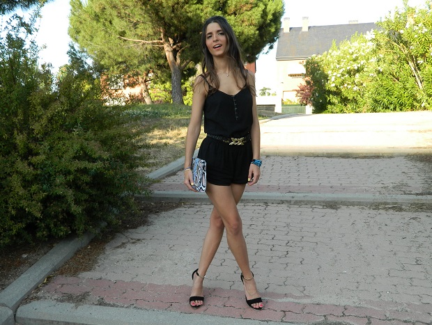 mono negro corto