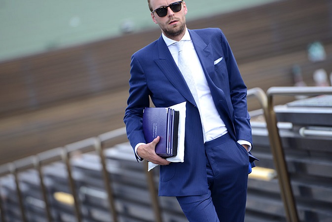 traje azul eléctrico
