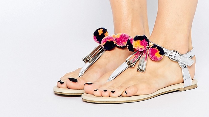 44 sandalias con pompones